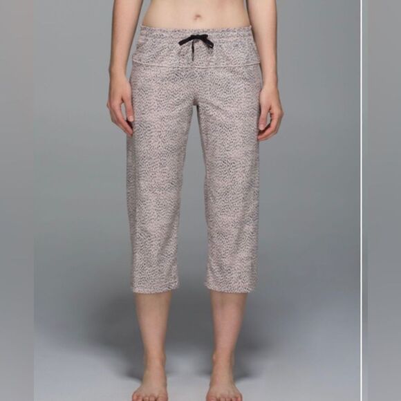 Lululemon step lively crop Dottie dash grain black 4 relaxed drawstring - Picture 2 of 12